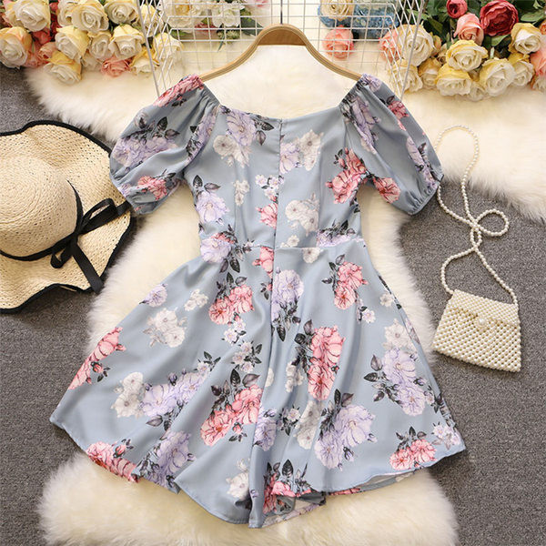 Sieviešu īss kombinezons ar ovālu kakla izgriezumu un ziedu motīviem