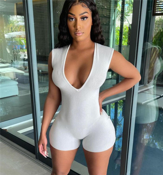 Liibuv velvetist kombinesoon sügava kaelusega