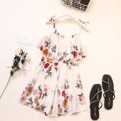 Sieviešu īss kombinezons ar plānām lencītēm un ziedu motīviem