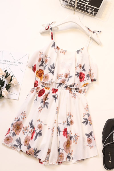 Sieviešu īss kombinezons ar plānām lencītēm un ziedu motīviem