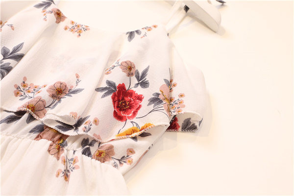 Sieviešu īss kombinezons ar plānām lencītēm un ziedu motīviem