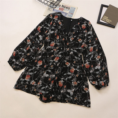 Sieviešu īss kombinezons ar garām piedurknēm un ziedu motīviem