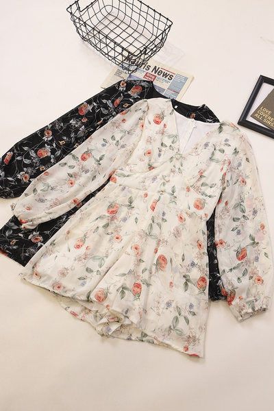 Sieviešu īss kombinezons ar garām piedurknēm un ziedu motīviem