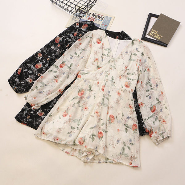 Sieviešu īss kombinezons ar garām piedurknēm un ziedu motīviem