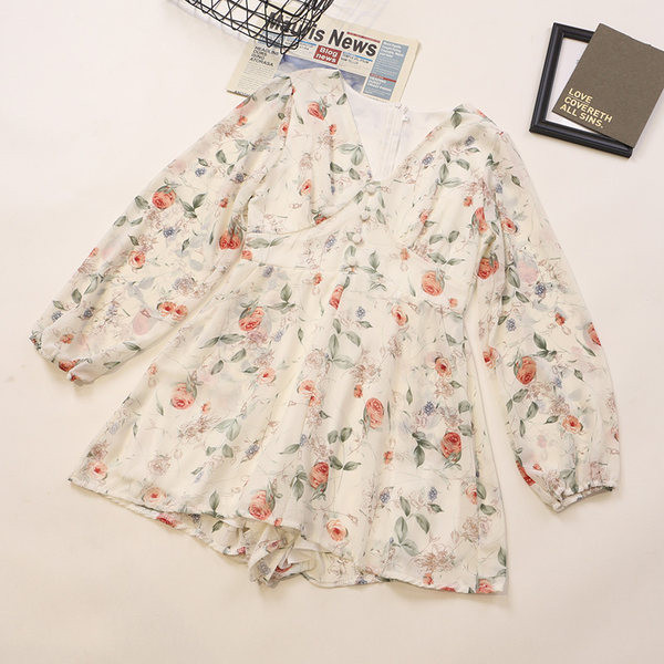 Sieviešu īss kombinezons ar garām piedurknēm un ziedu motīviem