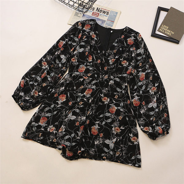 Sieviešu īss kombinezons ar garām piedurknēm un ziedu motīviem