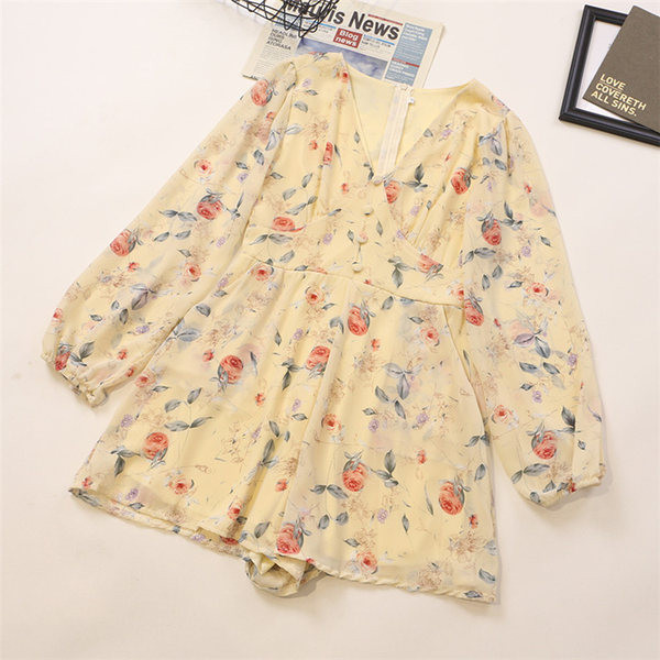 Sieviešu īss kombinezons ar garām piedurknēm un ziedu motīviem