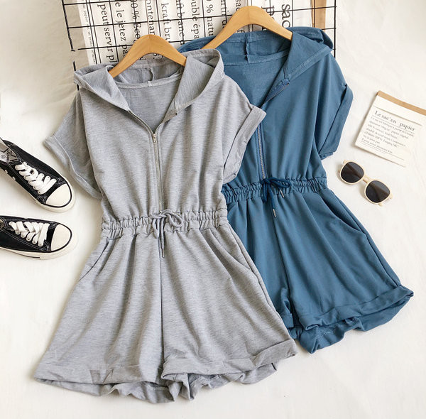 Ikdienas kombinezons ar kapuci un rāvējslēdzēju