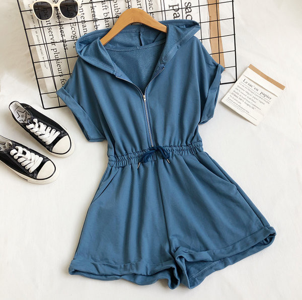 Ikdienas kombinezons ar kapuci un rāvējslēdzēju