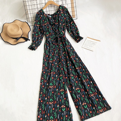 Sieviešu kombinezons ar ziedu motīviem-retro stilā