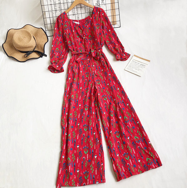 Sieviešu kombinezons ar ziedu motīviem-retro stilā