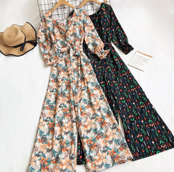 Sieviešu kombinezons ar ziedu motīviem-retro stilā