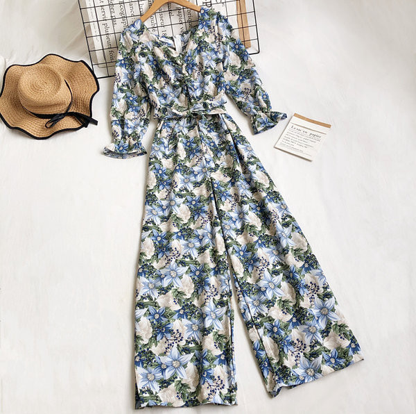 Sieviešu kombinezons ar ziedu motīviem-retro stilā