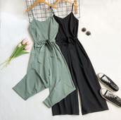 Moderns sieviešu kombinezons - tīrs modelis