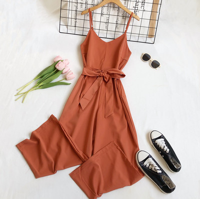 Moderns sieviešu kombinezons - tīrs modelis