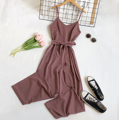 Moderns sieviešu kombinezons - tīrs modelis