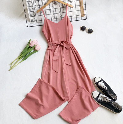 Moderns sieviešu kombinezons - tīrs modelis