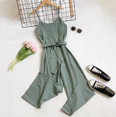 Moderns sieviešu kombinezons - tīrs modelis