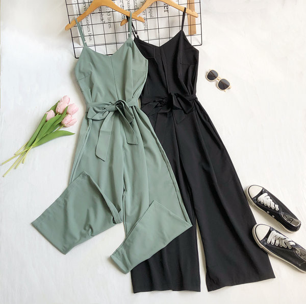 Moderns sieviešu kombinezons - tīrs modelis