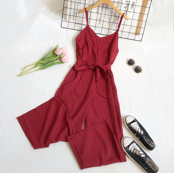 Moderns sieviešu kombinezons - tīrs modelis