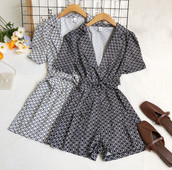 Moderns sieviešu kombinezons ar špica kakla izgriezumu divās krāsās