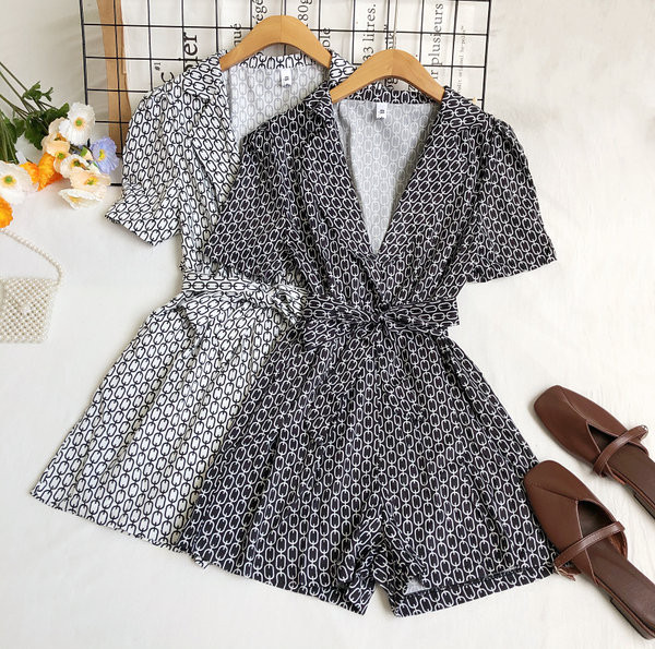 Moderns sieviešu kombinezons ar špica kakla izgriezumu divās krāsās