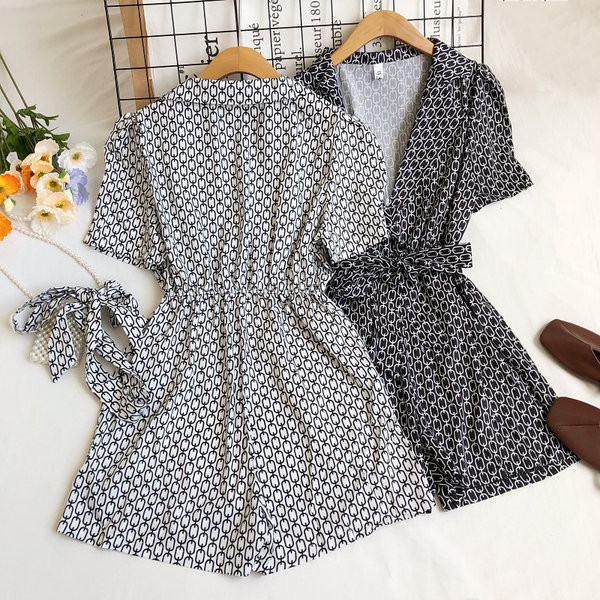 Moderns sieviešu kombinezons ar špica kakla izgriezumu divās krāsās