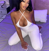 Sieviešu pieguļošs kombinezons ar dziļu kakla izgriezumu