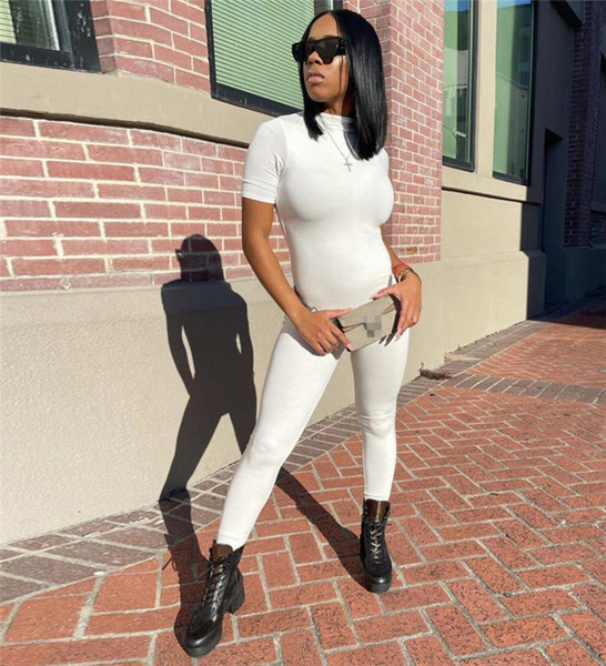 Női testreszabott overall cipzárral és mély nyakkivágással