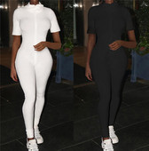 Pieguļošs kombinezons ar rāvējslēdzēju un īsām piedurknēm