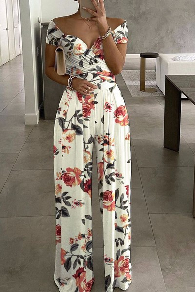 Moderns sieviešu kombinezons ar V veida kakla izgriezumu un nolaistiem pleciem