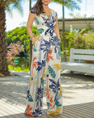 Sieviešu kombinezons ar špica kakla izgriezumu un īsām piedurknēm