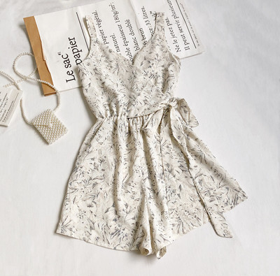 Moodne naiste kombinesoon lipsude ja spitsikaelusega