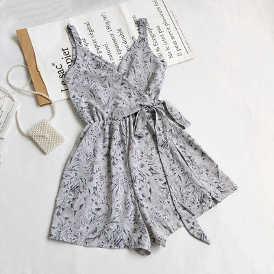 Moodne naiste kombinesoon lipsude ja spitsikaelusega