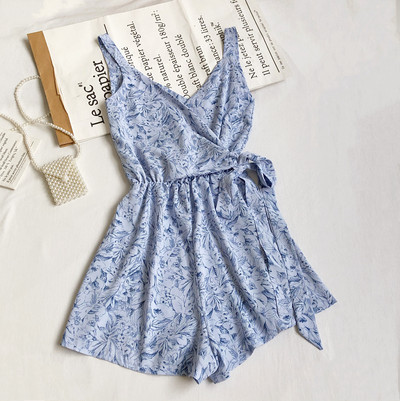 Moodne naiste kombinesoon lipsude ja spitsikaelusega