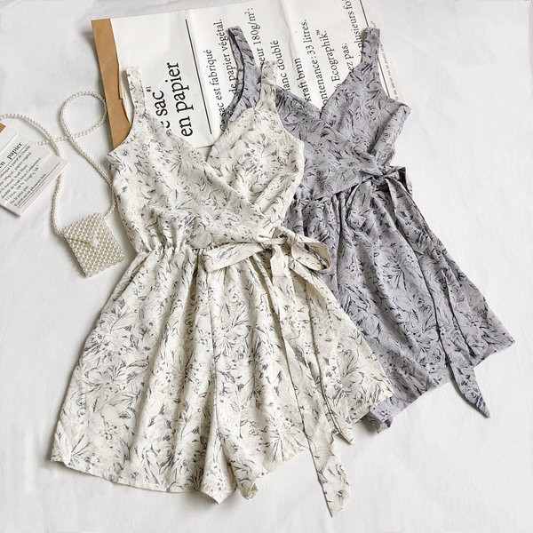 Moodne naiste kombinesoon lipsude ja spitsikaelusega