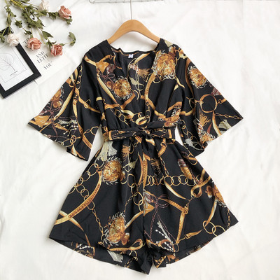 Spitsikaelusega ja laiade varrukatega värvilised naiste kombinesoonid