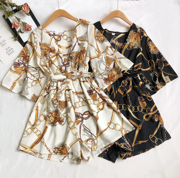 Spitsikaelusega ja laiade varrukatega värvilised naiste kombinesoonid