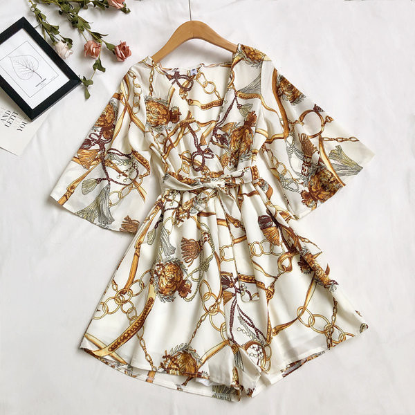 Spitsikaelusega ja laiade varrukatega värvilised naiste kombinesoonid