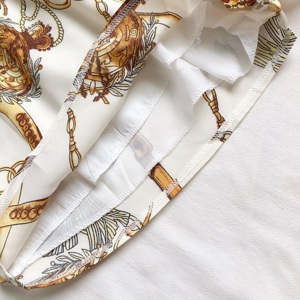 Spitsikaelusega ja laiade varrukatega värvilised naiste kombinesoonid