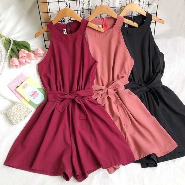 Sieviešu plats kombinezons ar rāvējslēdzēju un jostu