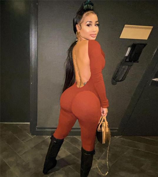 Liibuv naiste kombinesoon palja seljaga