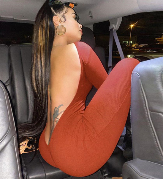 Liibuv naiste kombinesoon palja seljaga