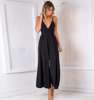 Laiade säärte ja õhukeste rihmadega naiste kombinesoon