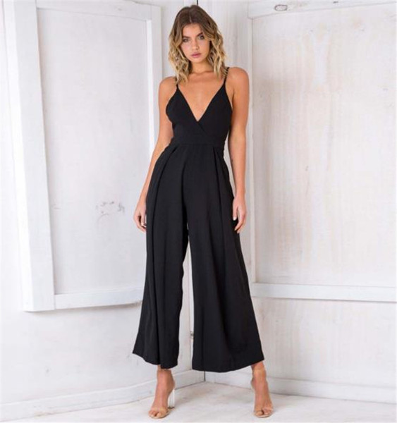 Laiade säärte ja õhukeste rihmadega naiste kombinesoon