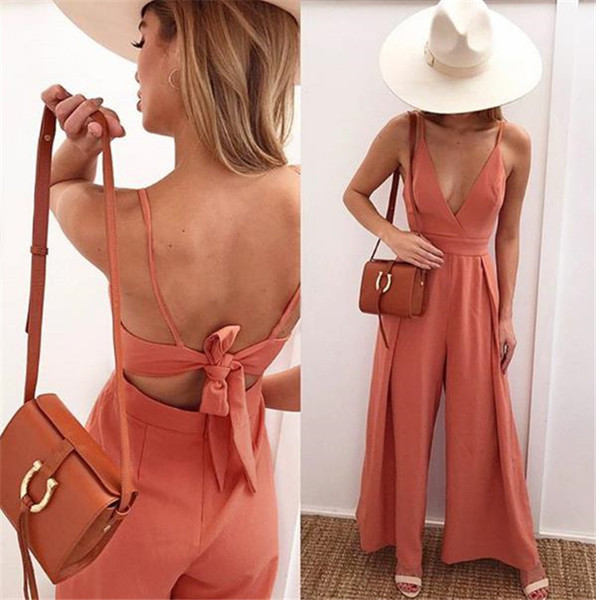 Laiade säärte ja õhukeste rihmadega naiste kombinesoon