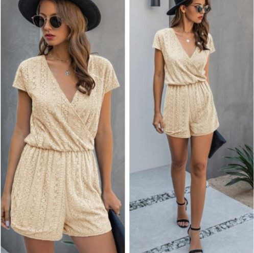 Rövid csipke overall mély nyakkivágással
