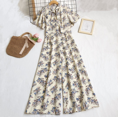 Garš sieviešu kombinezons ar ziedu motīviem un rāvējslēdzēju