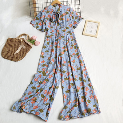 Garš sieviešu kombinezons ar ziedu motīviem un rāvējslēdzēju