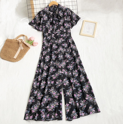 Garš sieviešu kombinezons ar ziedu motīviem un rāvējslēdzēju